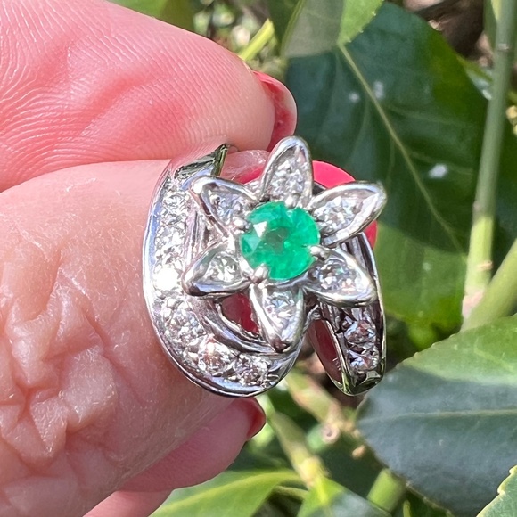 VINTAGE 14K WHITE GOOD EMERALD & DIAMOND FLOWER COCKTAIL RING FABULOUS FEMININE - Picture 10 of 16